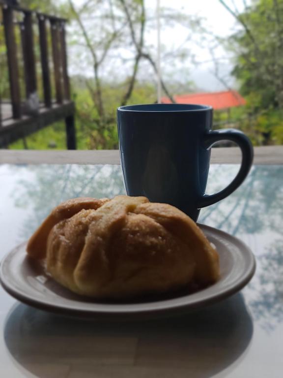 une assiette avec une pâtisserie et une tasse de café dans l'établissement Casa Tatewari, à San Luis Potosí