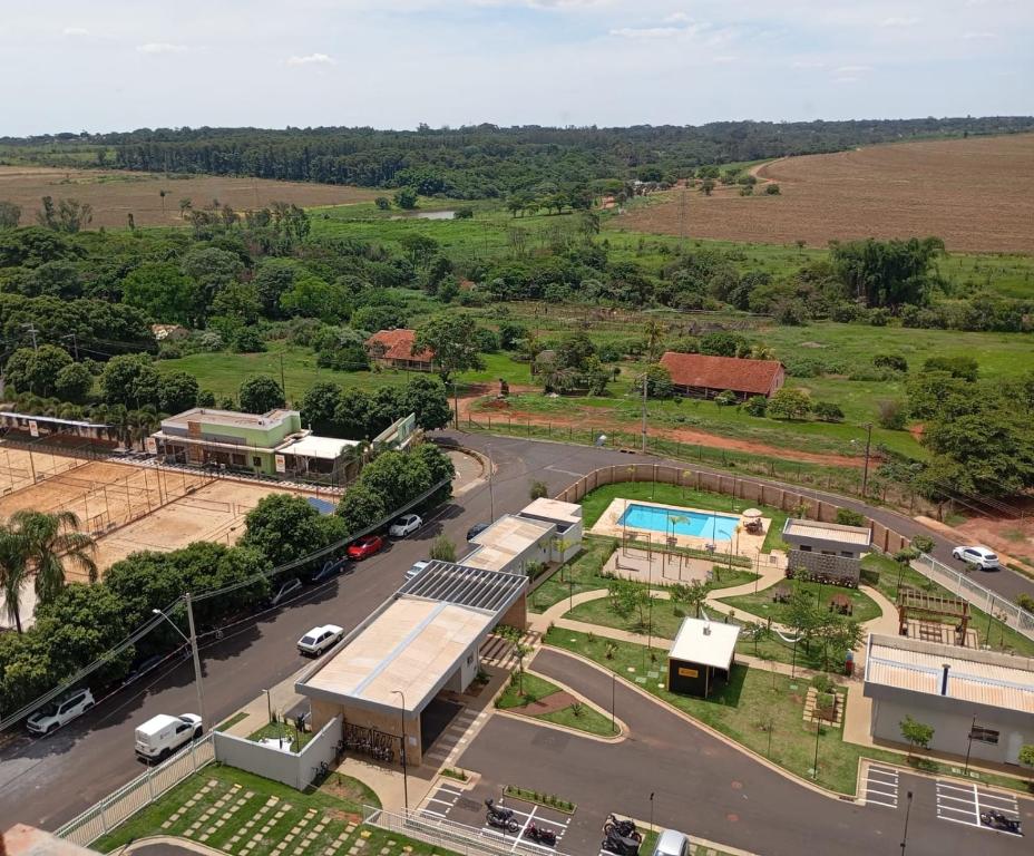 an aerial view of a road and a building with a pool at Apto em frente Beach Clube região privilegiada in Araraquara