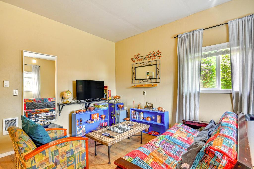 比弗顿Guest Suite in Portland Area with Shared Patio的带沙发和桌子的客厅