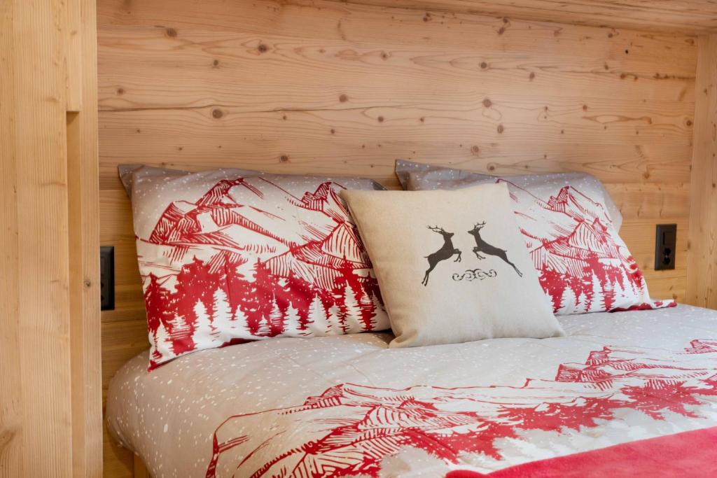 Postel nebo postele na pokoji v ubytování Luxury Apartment St Moritz