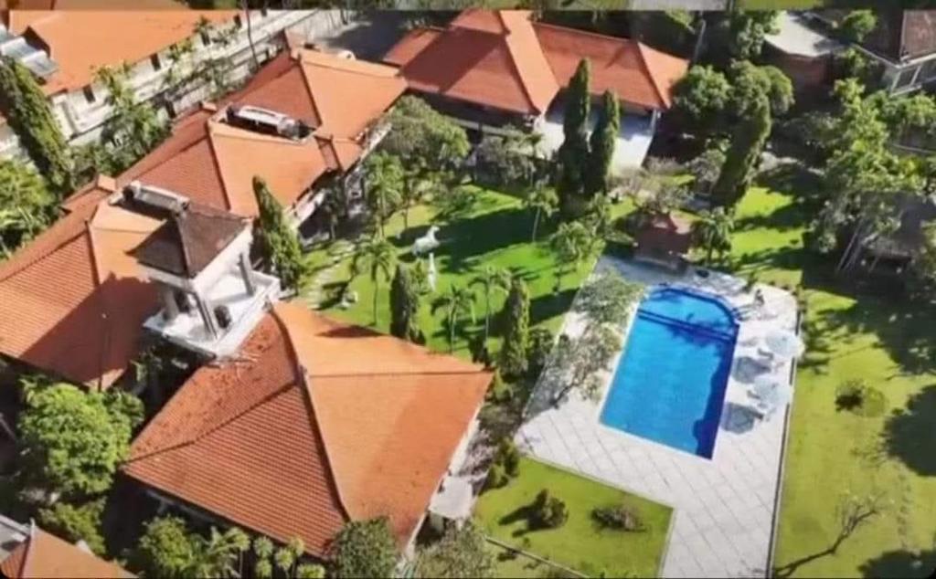 una vista aérea de una casa con piscina en Bali Bungalo Hotel, en Kuta