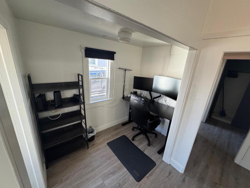 TV a/nebo společenská místnost v ubytování Midtown Hideaway 1 BR Nest