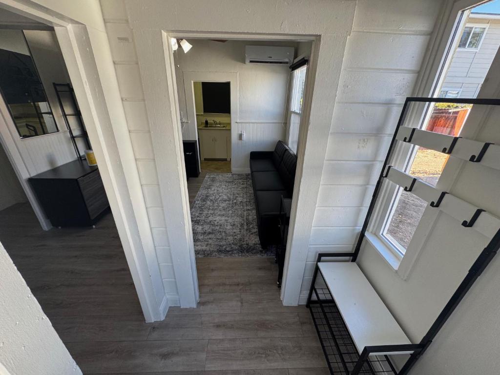 TV a/nebo společenská místnost v ubytování Midtown Hideaway 1 BR Nest