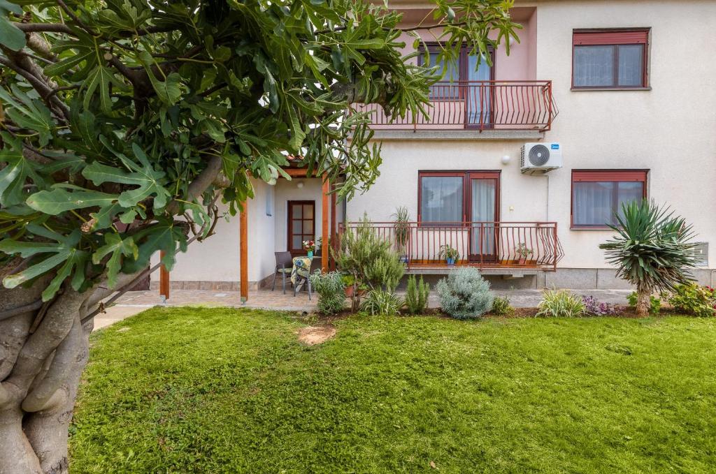 Apartments with parking space Valbandon, Fazana - 23659