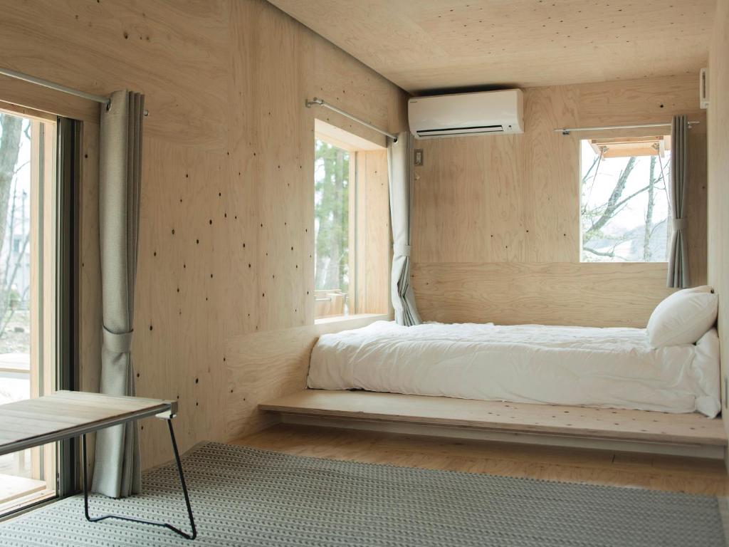 Postel nebo postele na pokoji v ubytování Snow Peak LAND STATION HAKUBA