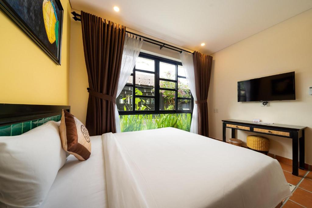 Postel nebo postele na pokoji v ubytování Nature Resort Hoi An By K D H