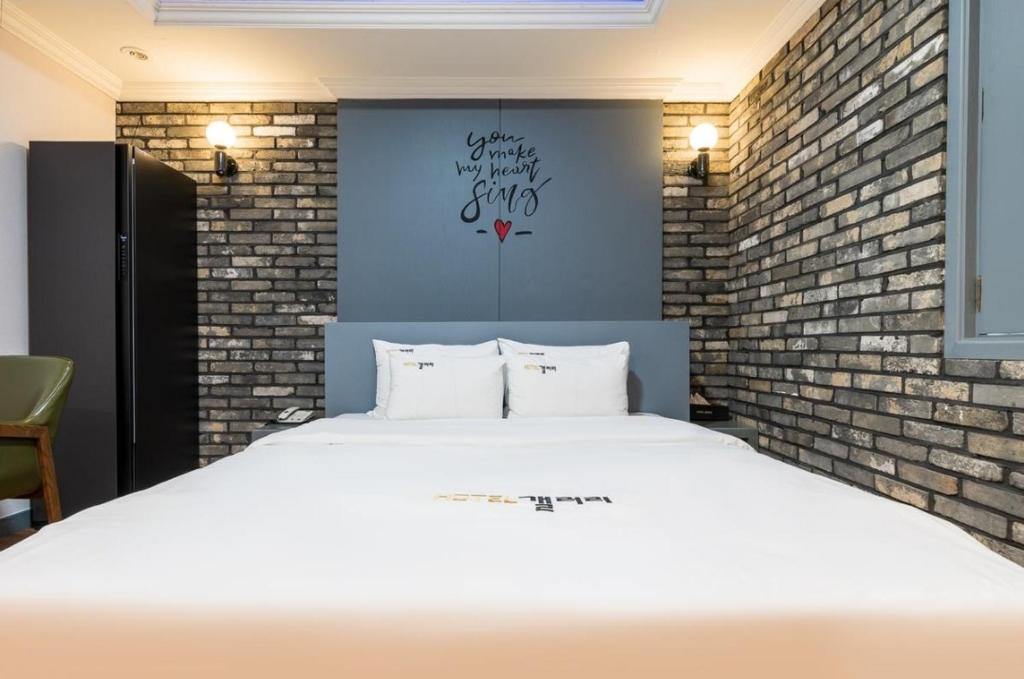 Postel nebo postele na pokoji v ubytování Pyeongtaek Gallery Hotel