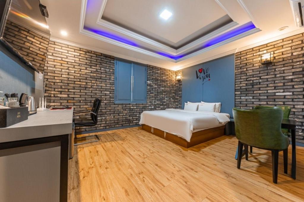 Postel nebo postele na pokoji v ubytování Pyeongtaek Gallery Hotel