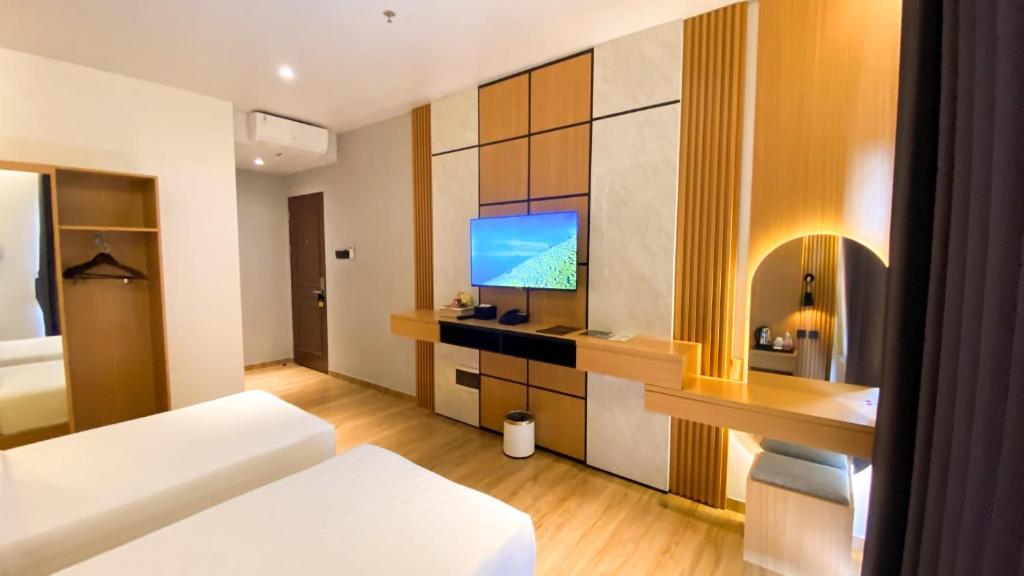 Eagle Hotel Wonosobo, Azana Hotels Collection - Deluxe Double Or Twin Room