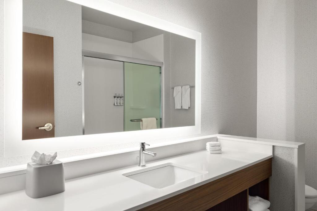 Holiday Inn Express & Suites - Madison West - Middleton by IHG photo