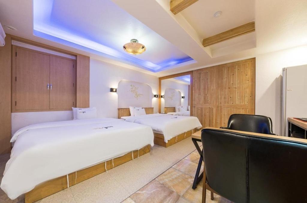 Postel nebo postele na pokoji v ubytování Pyeongtaek Gallery Hotel
