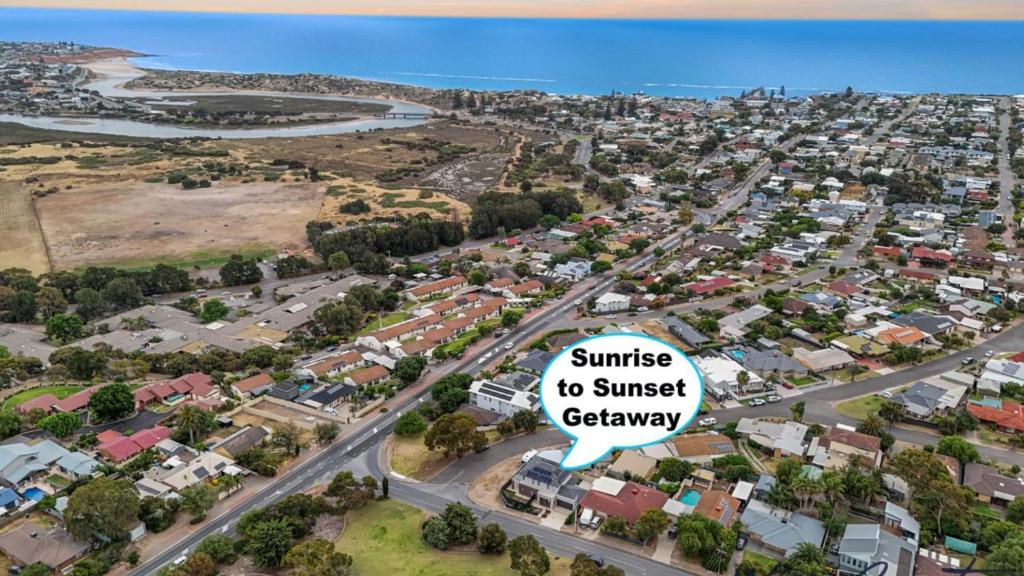 una vista aerea di un sobborgo con un cartello che legge dall'alba al tramonto canyon di Sunrise To Sunset Getaway By Wine Coast Holidays a Port Noarlunga