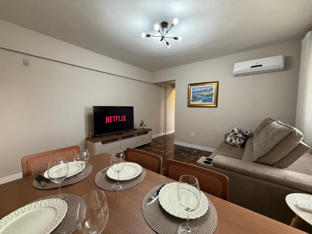 Μια τηλεόραση ή/και κέντρο ψυχαγωγίας στο IZ01- Pé na Areia| Centro| Completo| Garagem