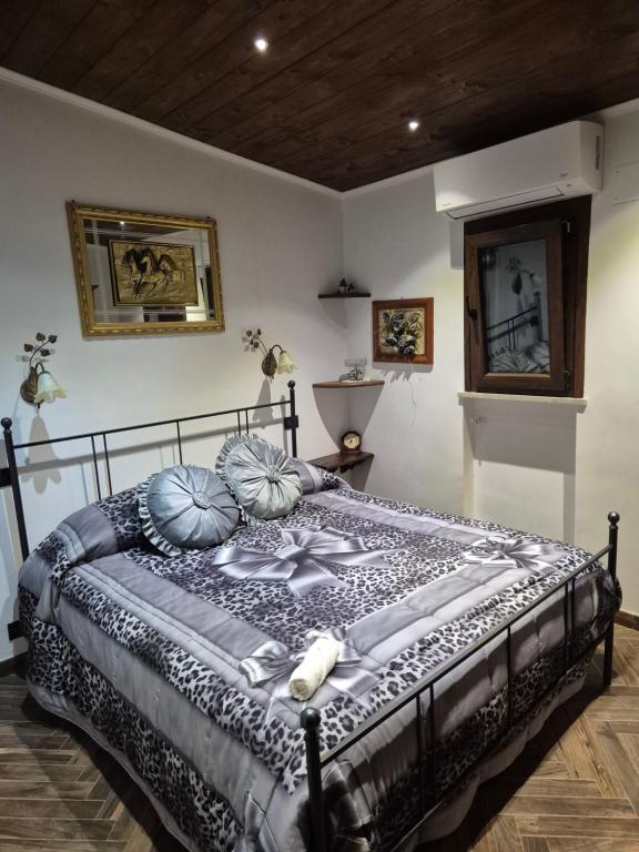 Un pat sau paturi într-o cameră la Villa Fiore - piscina e idromassaggio