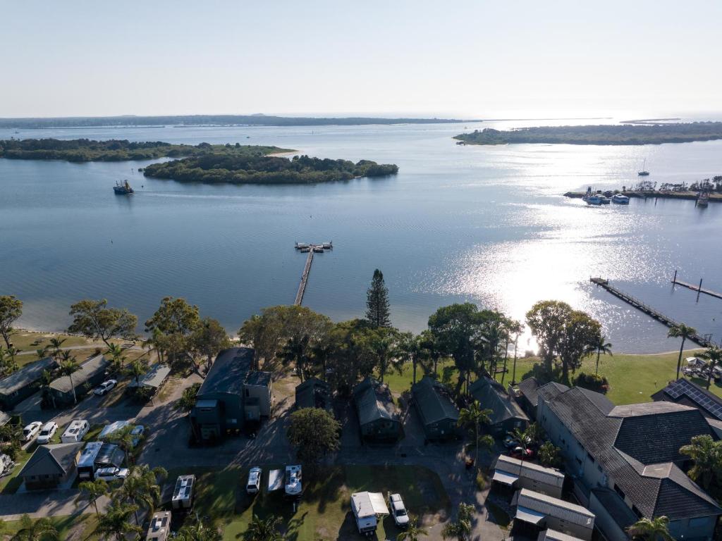 扬巴NRMA Blue Dolphin Yamba Holiday Resort的一大片水域的鸟瞰图