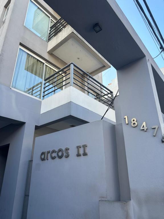 un edificio con un'anos h sul lato di esso di Departamento Bitcoins House 9 de Julio a Corrientes