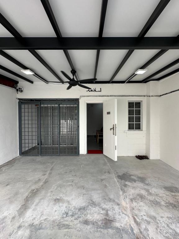 an empty garage with a white wall and a ceiling at Homestay Islam Keluarga Puncak Alam in Bandar Puncak Alam