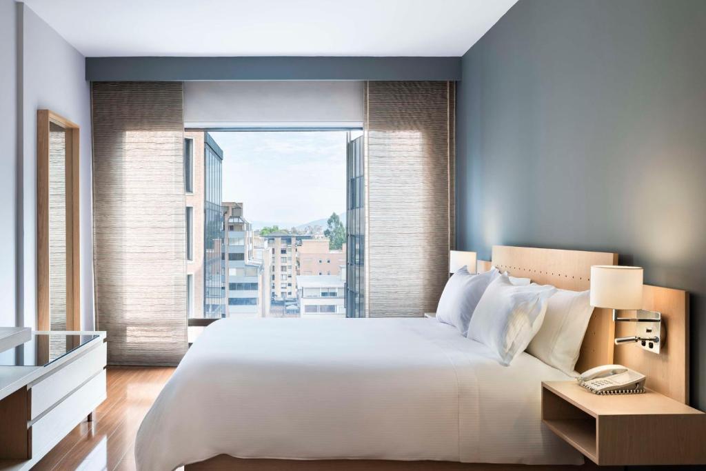 Postel nebo postele na pokoji v ubytování Doubletree By Hilton Bogota Calle 100,Co