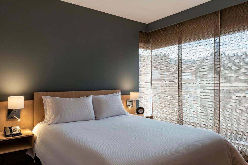 Postel nebo postele na pokoji v ubytování Doubletree By Hilton Bogota Calle 100,Co