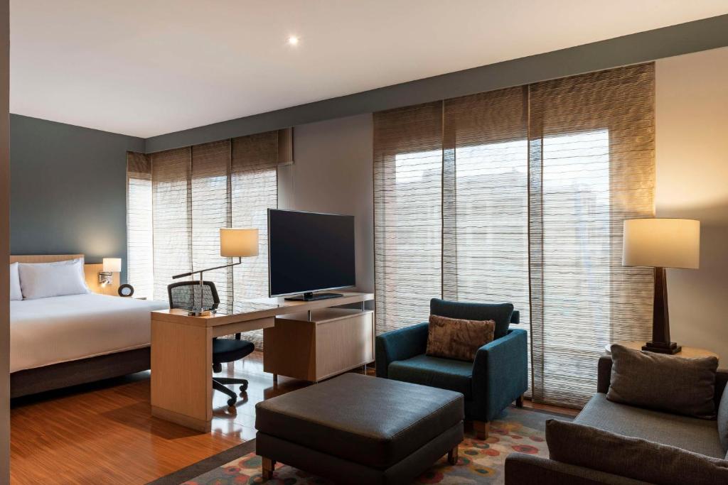 TV a/nebo společenská místnost v ubytování Doubletree By Hilton Bogota Calle 100,Co