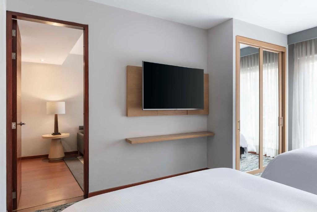 Postel nebo postele na pokoji v ubytování Doubletree By Hilton Bogota Calle 100,Co