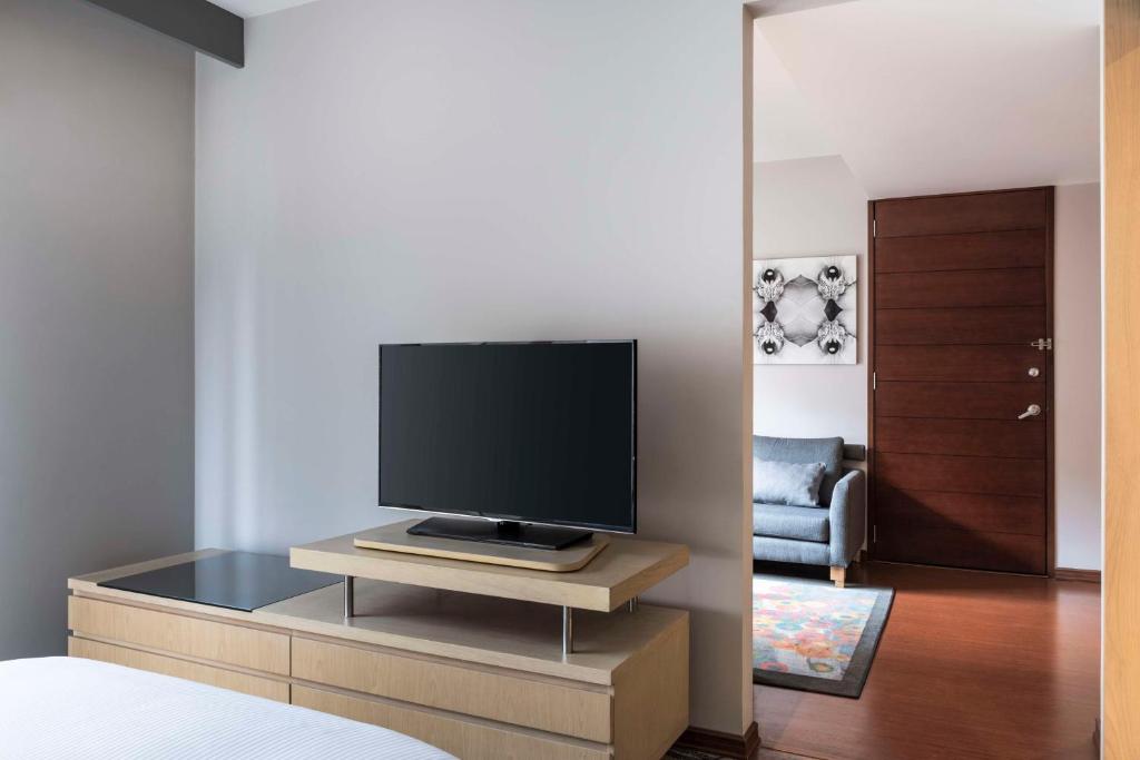 TV a/nebo společenská místnost v ubytování Doubletree By Hilton Bogota Calle 100,Co