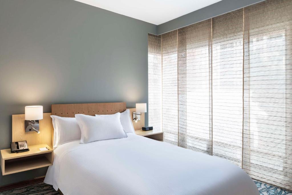 Postel nebo postele na pokoji v ubytování Doubletree By Hilton Bogota Calle 100,Co