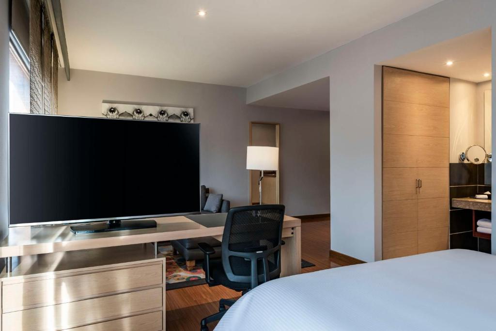 TV a/nebo společenská místnost v ubytování Doubletree By Hilton Bogota Calle 100,Co