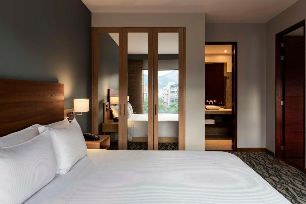 Postel nebo postele na pokoji v ubytování Doubletree By Hilton Bogota Calle 100,Co