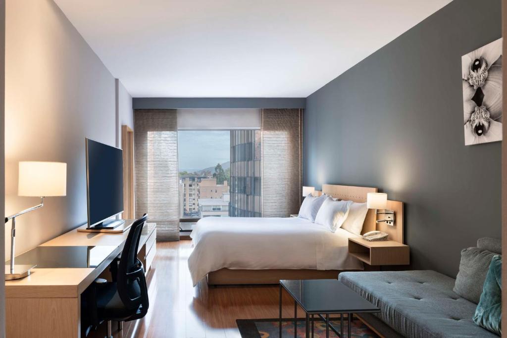 Postel nebo postele na pokoji v ubytování Doubletree By Hilton Bogota Calle 100,Co