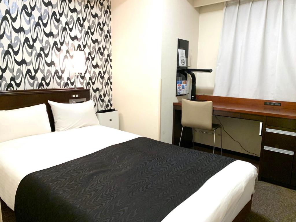 Postel nebo postele na pokoji v ubytování APA Hotel Keikyu Kamata Ekimae Nishi