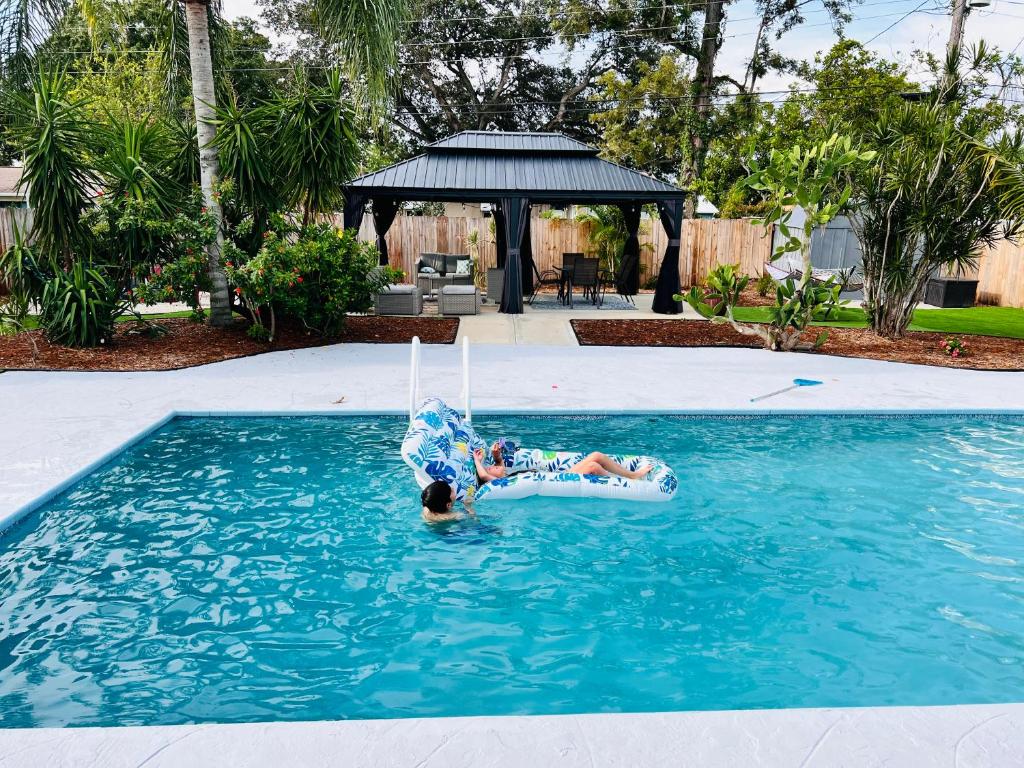 Πισίνα στο ή κοντά στο Tropical Oasis near Beaches! 4BR, Heated Pool, Fire Pit, Grill and More