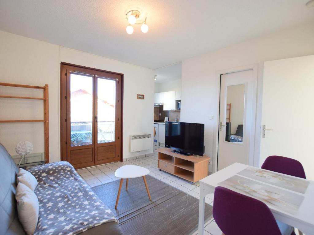 un salon avec un canapé et une télévision dans l'établissement Appartement cosy 2 pièces près du lac et des thermes - FR-1-498-110, à Neuvecelle