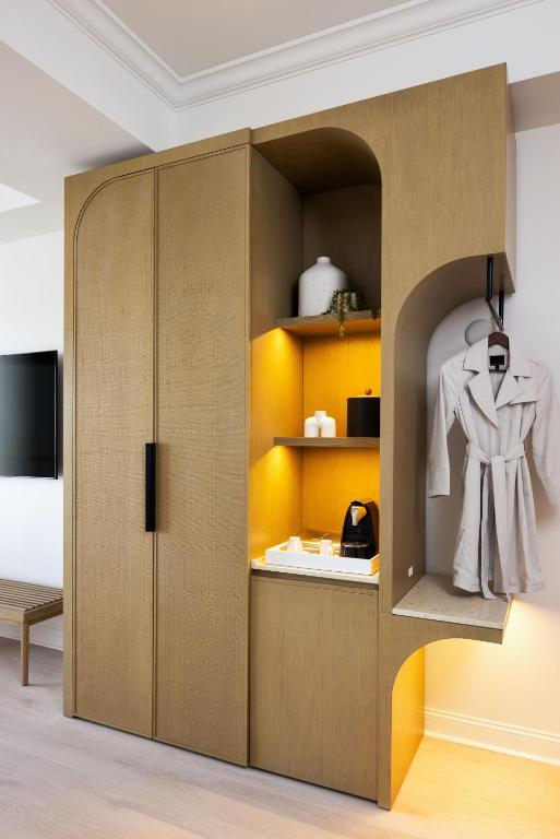 Uma TV ou centro de entretenimento em The Hotel Zamora