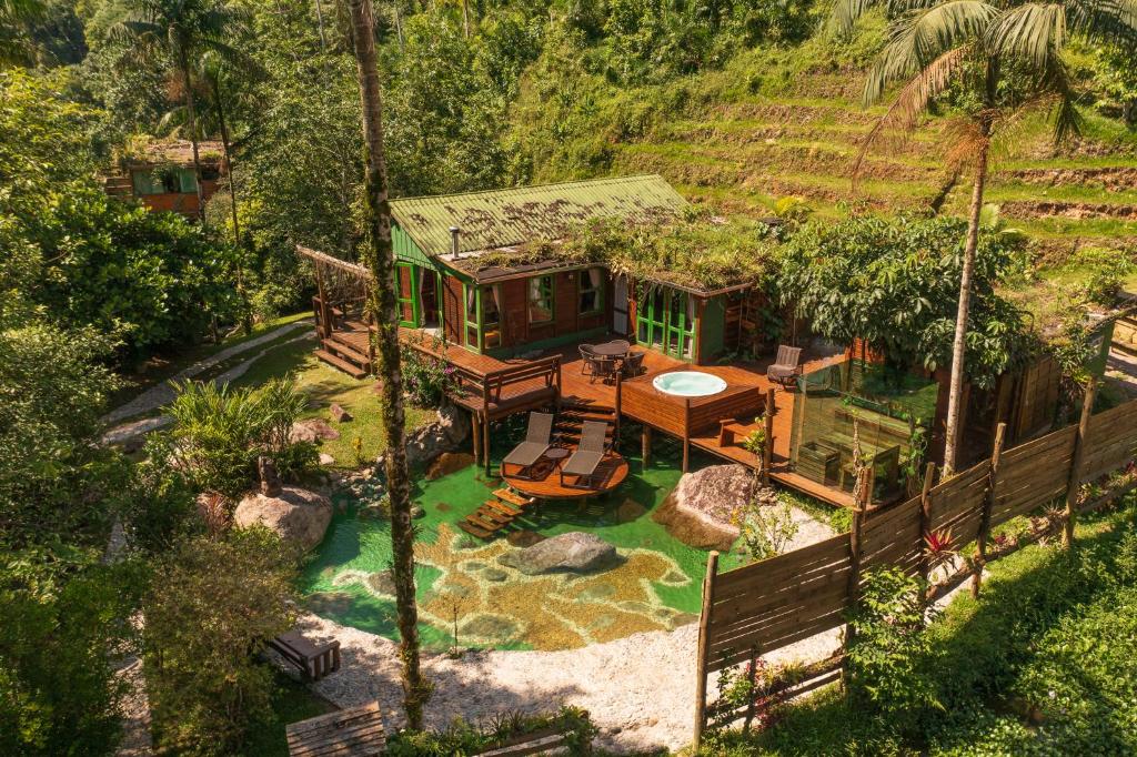 eine Luftaufnahme eines Hauses mit Garten in der Unterkunft Grajagan Mata Atlântica in Antonina