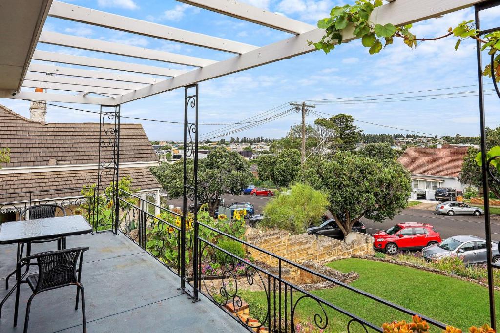un balcone con tavolo e vista su un parcheggio di Heritage in Warrnambool a Warrnambool