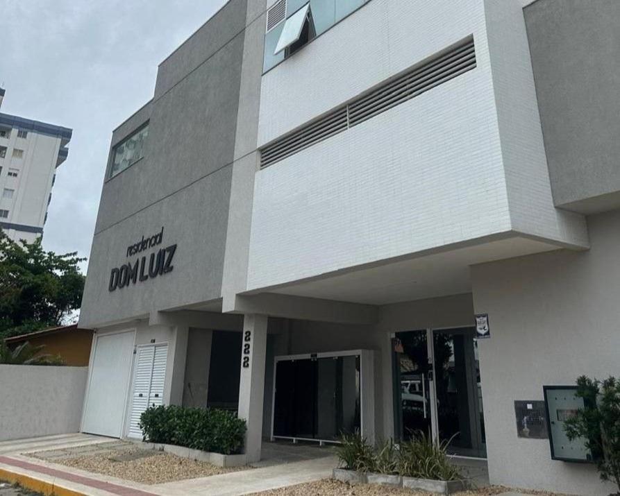 a building with the front entrance to a dumulus at Conforto perto do Mar, Aeroporto, Beto Carrero e Balneário in Navegantes