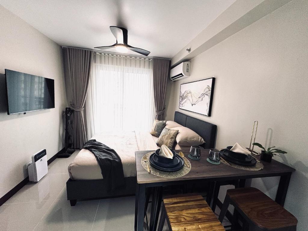 Una televisión o centro de entretenimiento en Hotel Rainy Smart Home Near Airport & Beach Luxury Comfort Bed