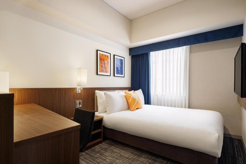 Postel nebo postele na pokoji v ubytování Four Points Flex by Sheraton Osaka Shinsaibashi