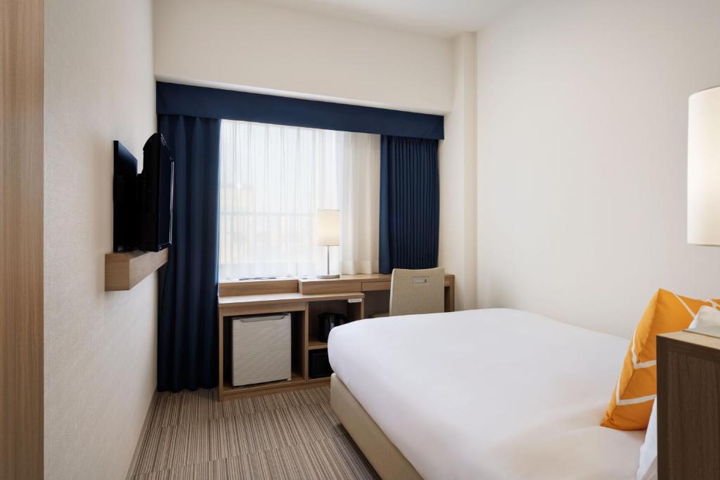 Postel nebo postele na pokoji v ubytování Four Points Flex by Sheraton Kobe Sannomiya