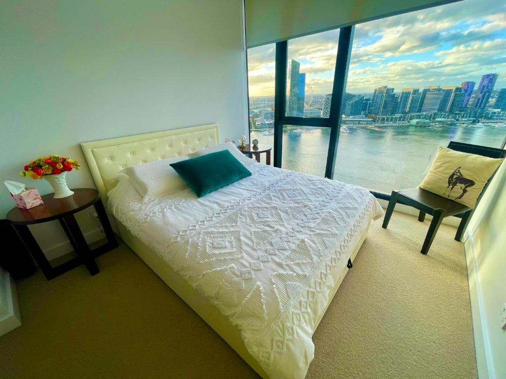 Postel nebo postele na pokoji v ubytování Yarra Accommodation-Private apartments-Collins Wharf Waterfront, Docklands