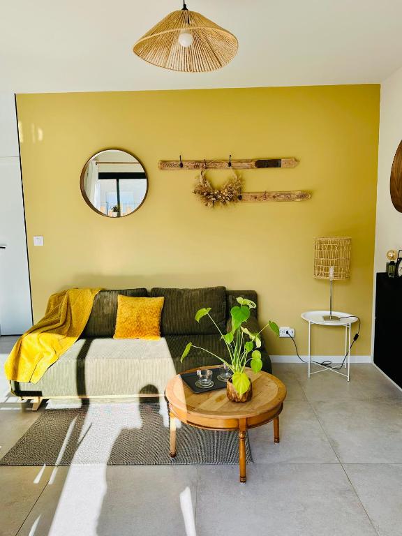 un salon avec un canapé et une table dans l'établissement Maison ensoleillée climatisée avec terrasse et parking, à Saint-Victor-la-Coste
