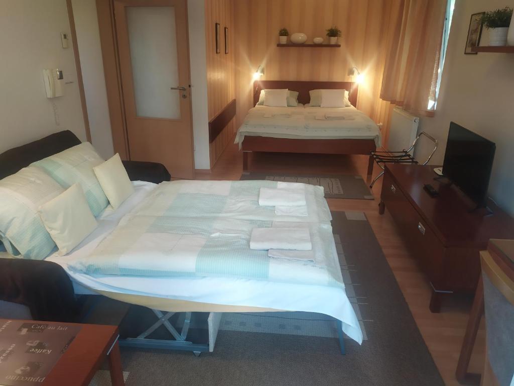Postel nebo postele na pokoji v ubytování Gonda Apartments