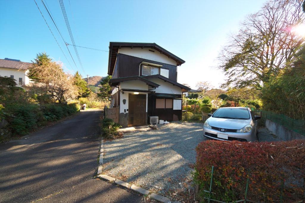 箱根NATURAL Villa 箱根仙石原的停在小房子前面的汽车