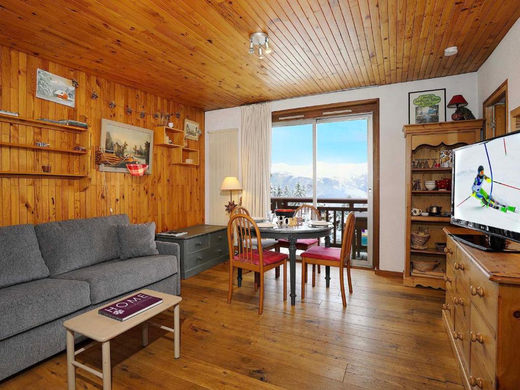 un salon avec un canapé et une table dans l'établissement Courchevel : Appt central 4 pers, proche pistes - FR-1-575-230, à Courchevel