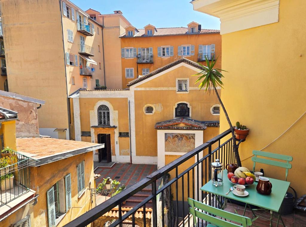 - un balcon avec une table et des fruits dans l'établissement 