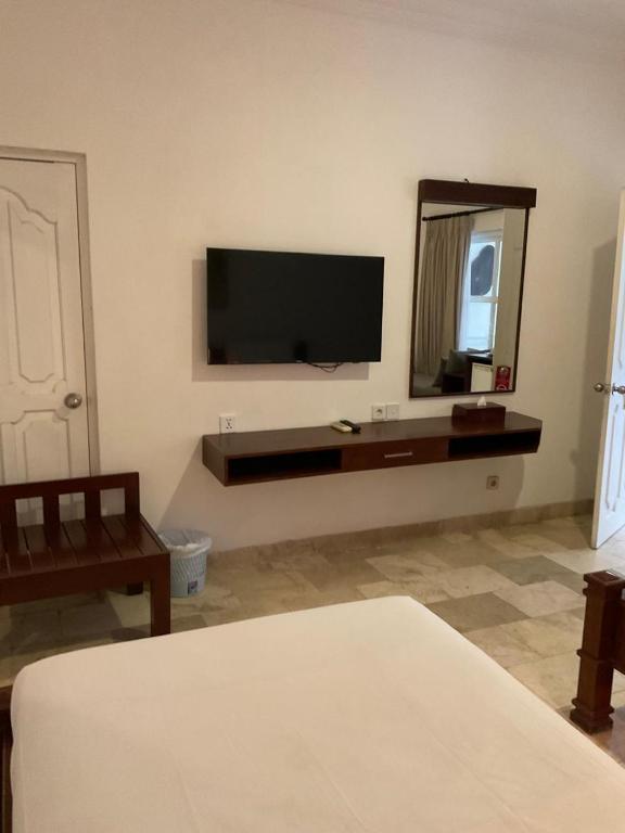 TV a/nebo společenská místnost v ubytování Sari Bunga Hotel Legian Kuta Bali