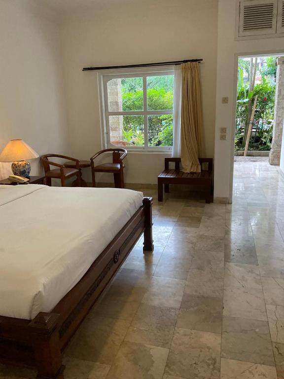 Postel nebo postele na pokoji v ubytování Sari Bunga Hotel Legian Kuta Bali