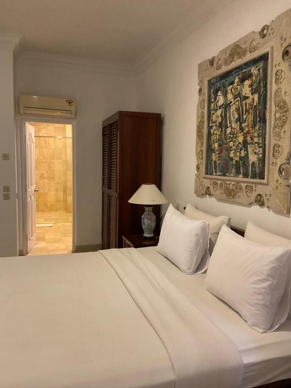 Postel nebo postele na pokoji v ubytování Sari Bunga Hotel Legian Kuta Bali