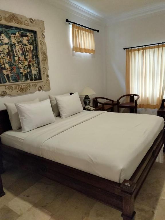 Postel nebo postele na pokoji v ubytování Sari Bunga Hotel Legian Kuta Bali